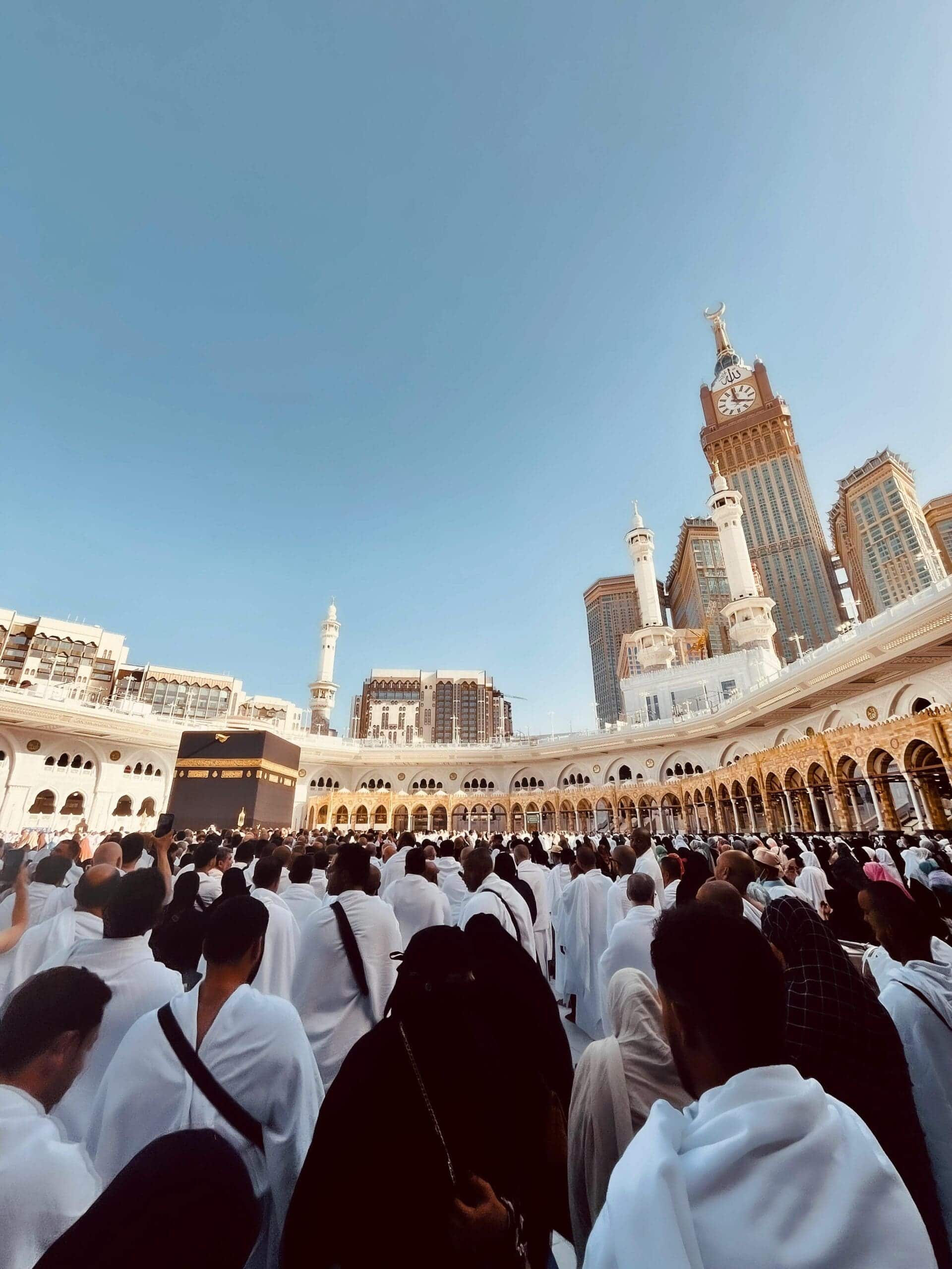 المعتمرون أمام برج الساعة